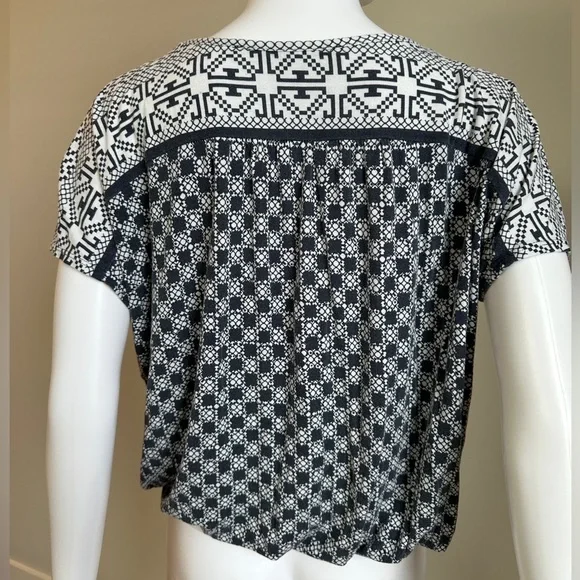 Patterned Keyhole Top - Picture 7 of 8